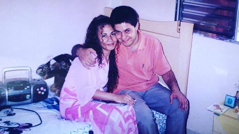 André Bueno com a família na infância