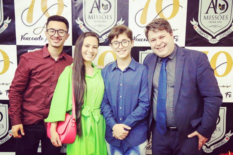 André Bueno com Midian Bueno e os filhos
